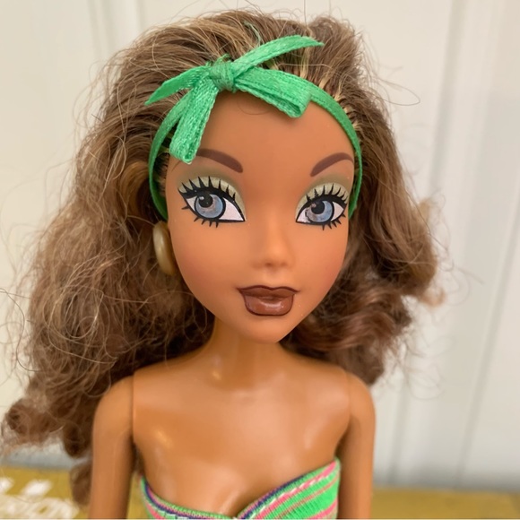 Mattel - My Scene - 2005 Miami Getaway - Madison Doll + Swimsuit - Picture 3 of 6